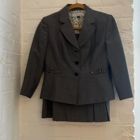 Tahari suit 6P - Picture 1 of 4